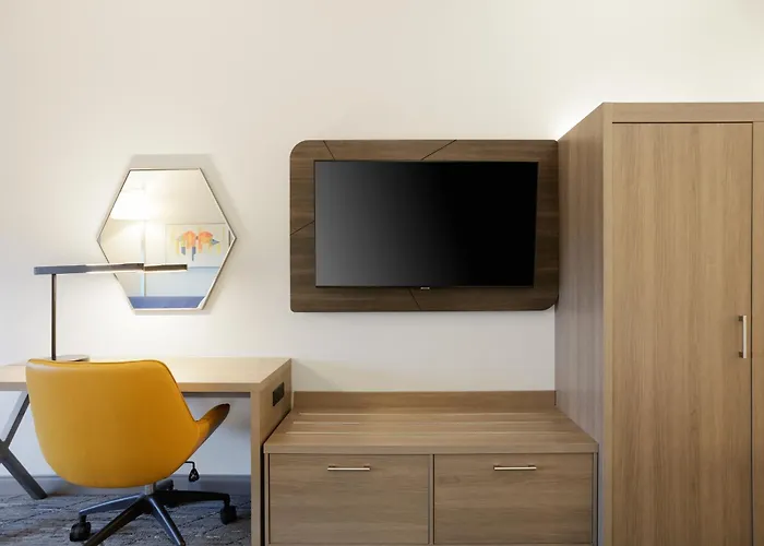 Holiday Inn Express Dallas Market Center By Ihg
